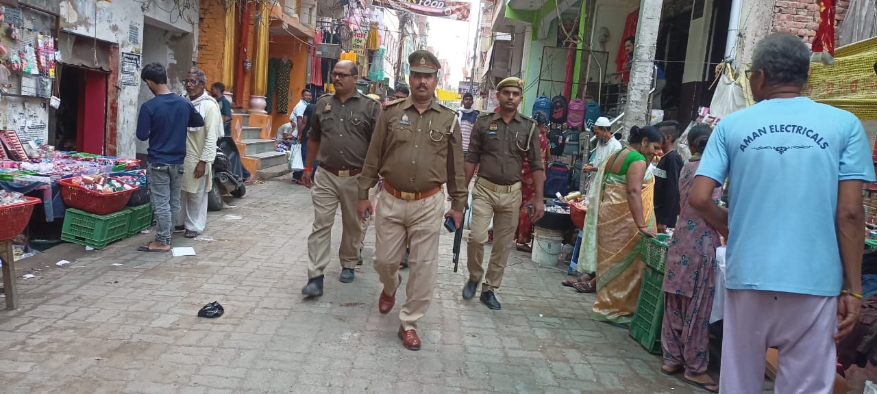 Read more about the article छठ त्यौहार के मद्देनजर दिलदारनगर कस्बे में सुरक्षा व्यवस्था का जायजा लेते पुलिसकर्मी