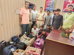 Read more about the article दिलदारनगर में RPF और गाजीपुर SOG की संयुक्त कार्रवाई में शराब तस्करी नाकाम, 7 गिरफ्तार