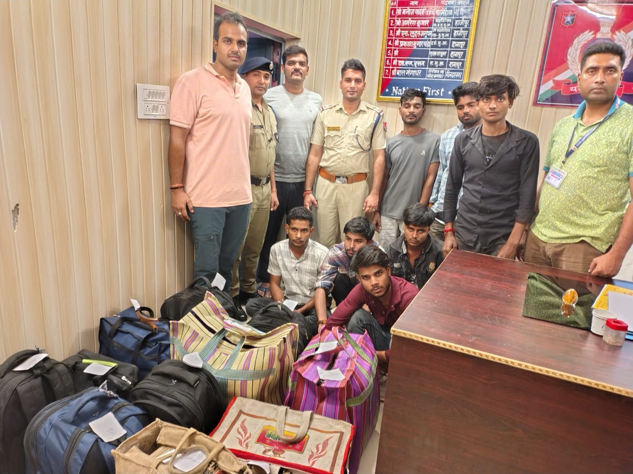 Read more about the article दिलदारनगर में RPF और गाजीपुर SOG की संयुक्त कार्रवाई में शराब तस्करी नाकाम, 7 गिरफ्तार
