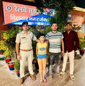 Read more about the article दिलदार नगर: आरपीएफ ने 9 वर्षीय बालक को सकुशल परिजनों से मिलाया
