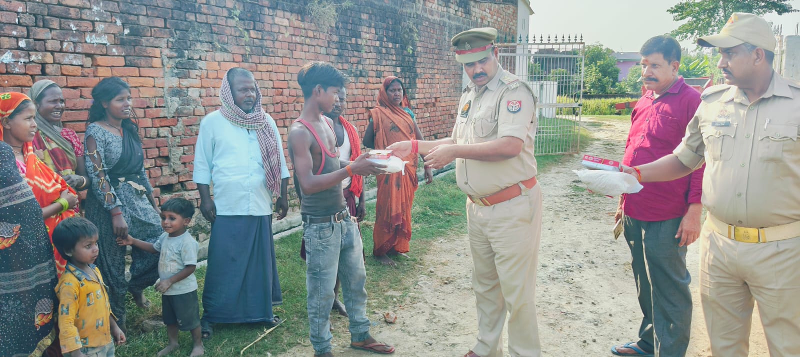 Read more about the article Dildar nagar police station chief celebrated Diwali in Dalit colony:दिलदारनगर थाना अध्यक्ष ने दलित बस्ती में मनाया दीपावली |