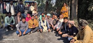Read more about the article मानक विहीन सड़क निर्माण पर ग्रामीणों का फूटा गुस्सा, विरोध प्रदर्शन कर काम रुकवाया।