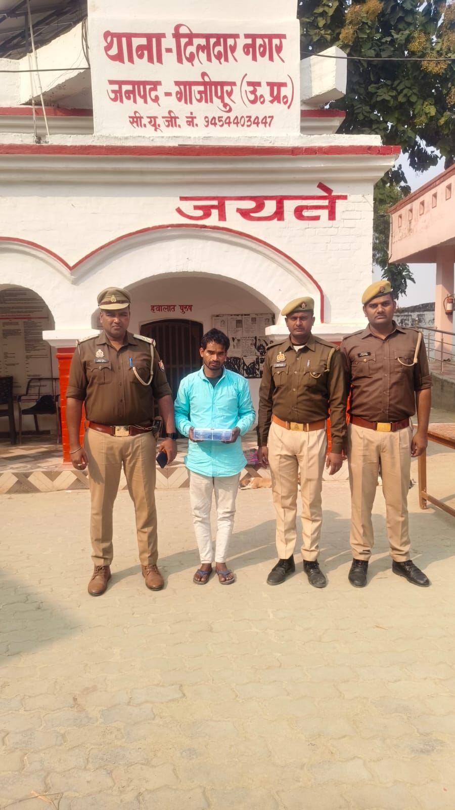 Read more about the article तमंचा के साथ युवक पुलिस के गिरफ्त में।