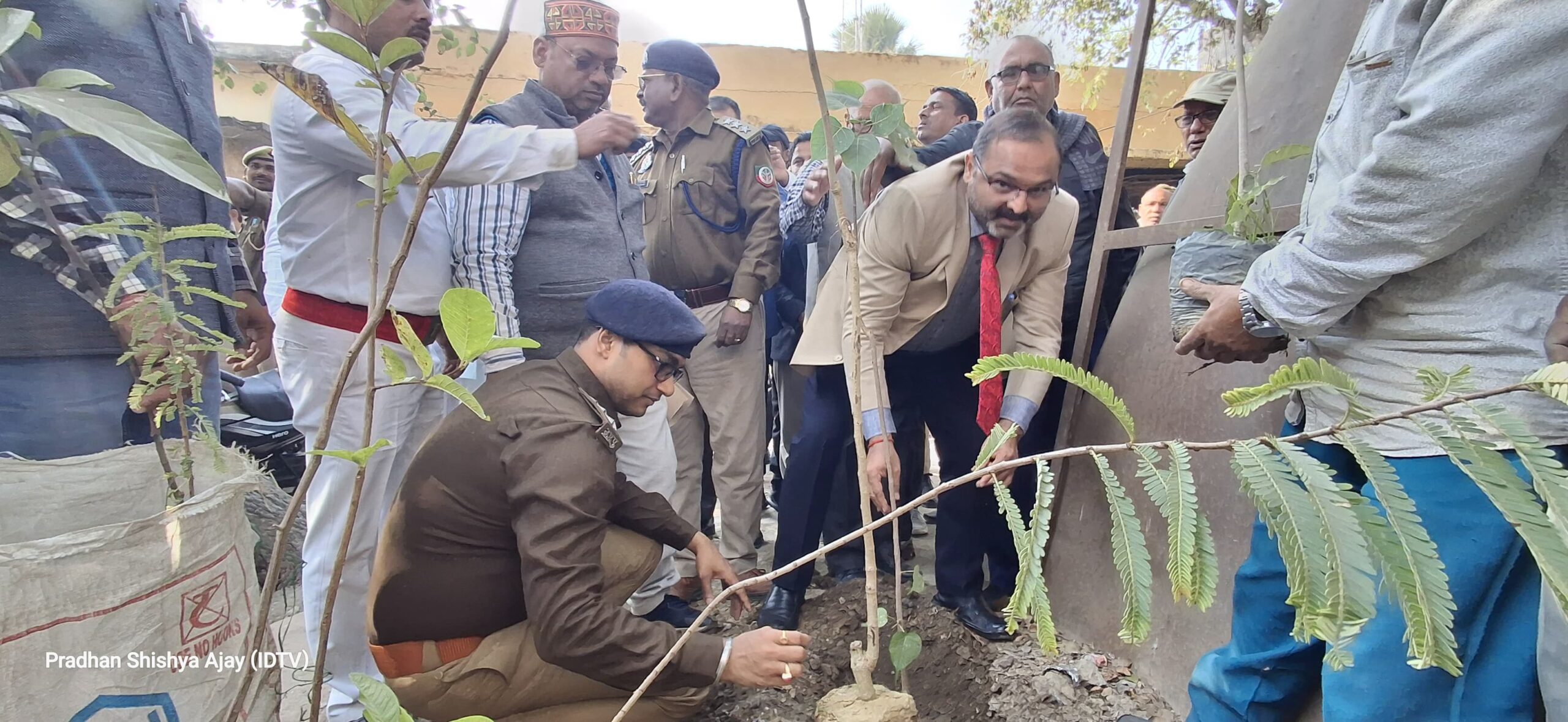 Read more about the article जिला जज धर्मेंद्र कुमार पांडेय ने जमानियां तहसील में ‘माँ’ के नाम से किया पौधारोपण।