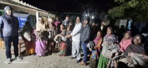 Read more about the article दिलदारनगर: राजस्व विभाग के सौजन्य से जरूरत मंदों को वितरित किए गए कंबल।