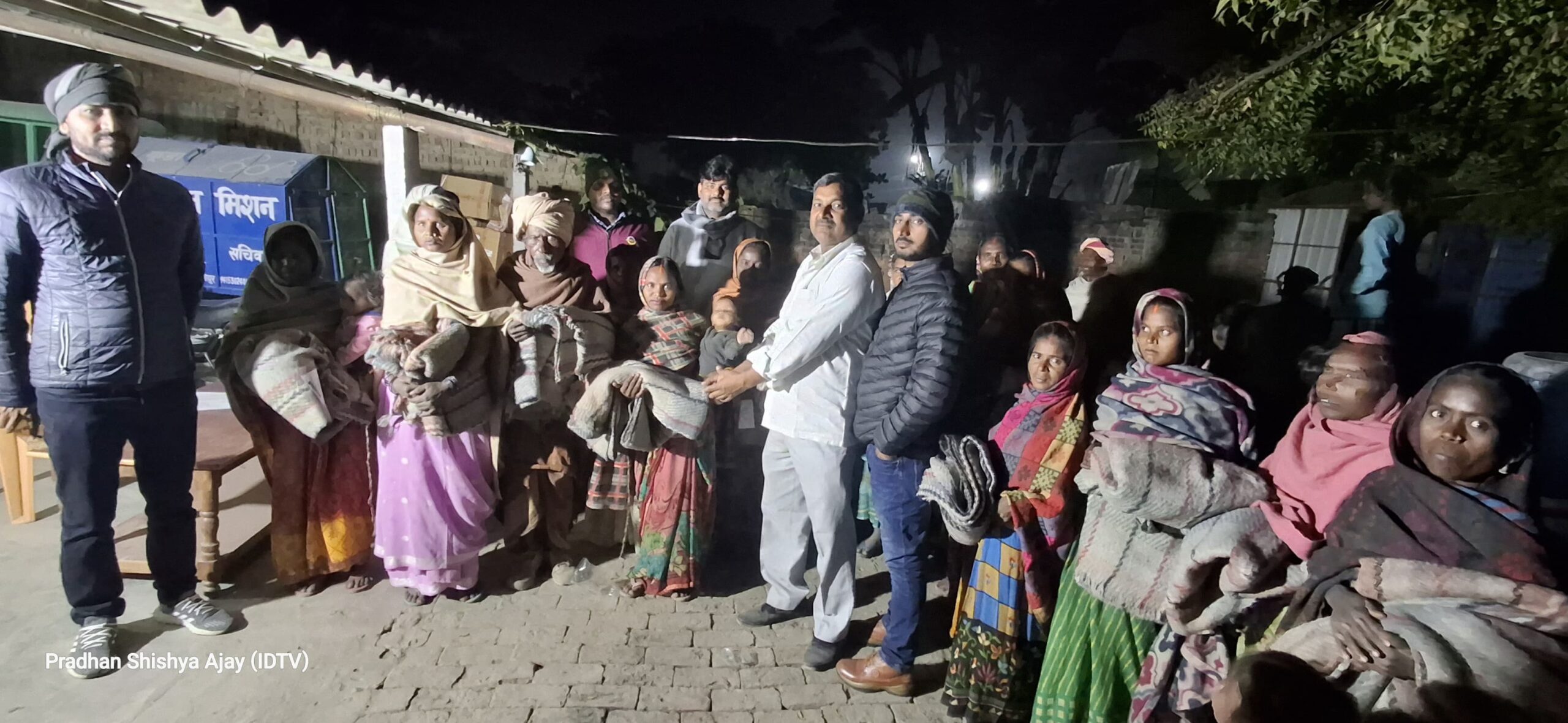 Read more about the article दिलदारनगर: राजस्व विभाग के सौजन्य से जरूरत मंदों को वितरित किए गए कंबल।