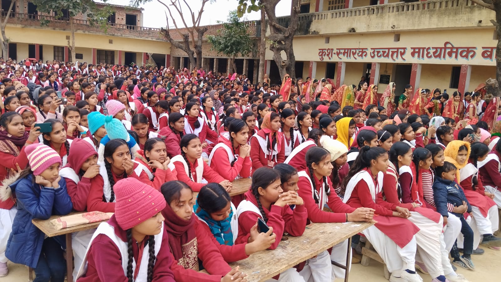 Read more about the article दुल्हन का वेष धारण कर छात्राओं ने किया नए वर्ष का स्वागत।