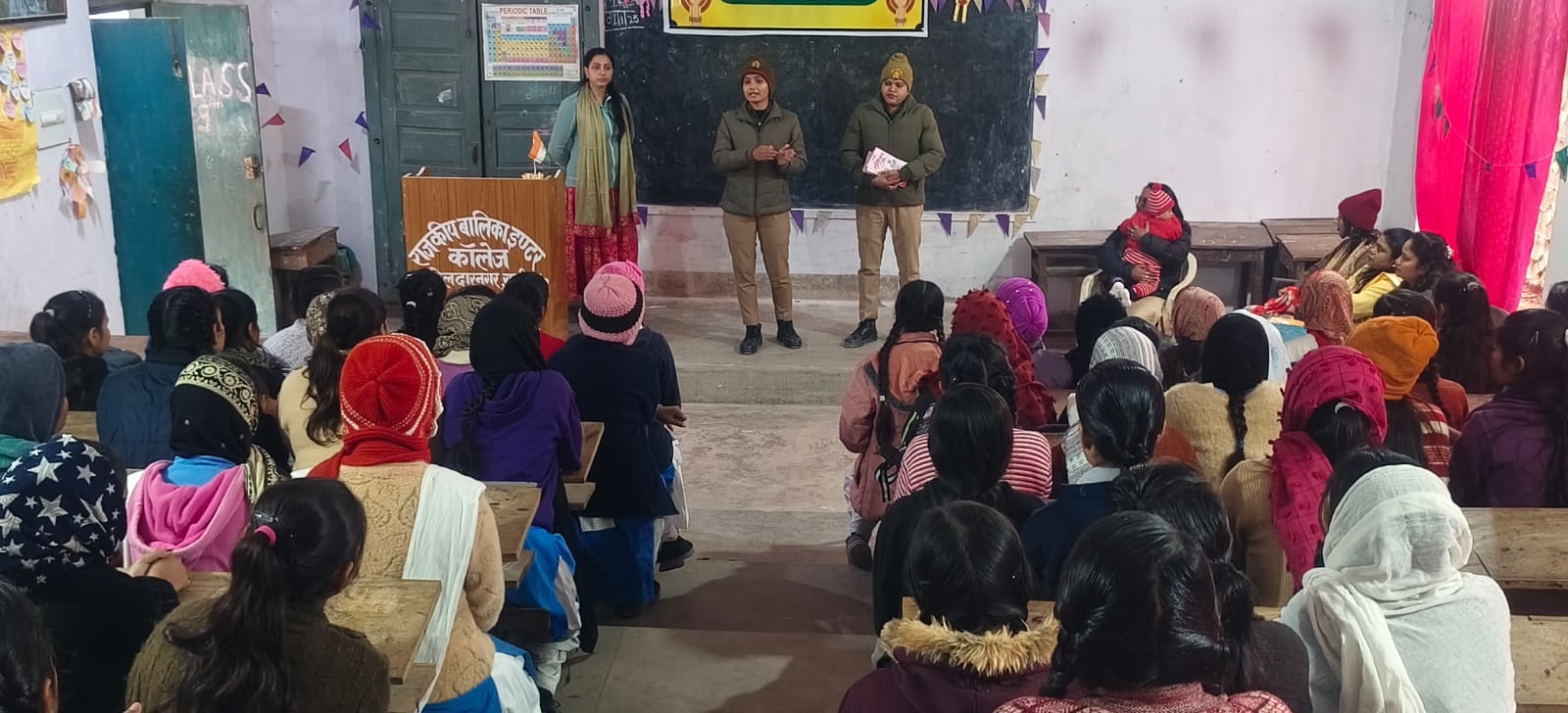 Read more about the article राजकीय बालिका इंटर कॉलेज, दिलदारनगर में छात्राओं को सरकारी योजनाओं और हेल्पलाइन नंबरों की दी गई जानकारी।