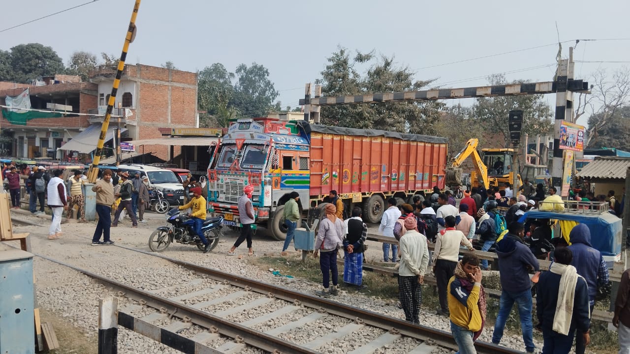 You are currently viewing रेलवे क्रॉसिंग पर चावल लदी ट्रक बंद, एक घंटे तक रुकी रही पैसेंजर ट्रेन!