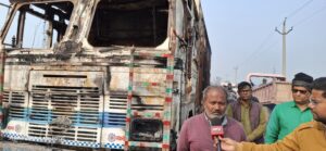 Read more about the article ट्रक में आग लगने से जलकर खाक, वाहन स्वामी ने पुलिस को दी जानकारी।