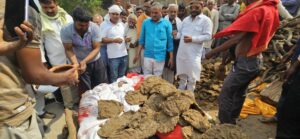 Read more about the article बिजली गिरने से दंपती और मासूम की मौत, बड़े भाई ने दी मुखाग्नि