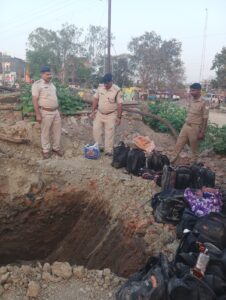 Read more about the article रेलवे एक्ट के तहत जप्त 421 लीटर शराब नष्ट