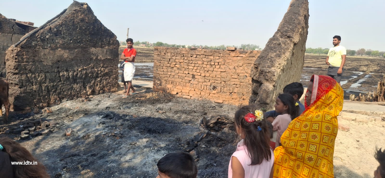 Read more about the article गाजीपुर: देवल गांव (हरकेशपुर) में भीषण आग से चार परिवारों का आशियाना राख