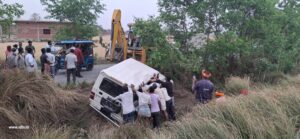 Read more about the article तेज रफ्तार ट्रैक्टर से बचने के प्रयास में बोलेरो पलटी
