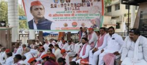 Read more about the article सांसद पर हमले के विरोध में सपा का जोरदार धरना, राष्ट्रपति को भेजा ज्ञापन