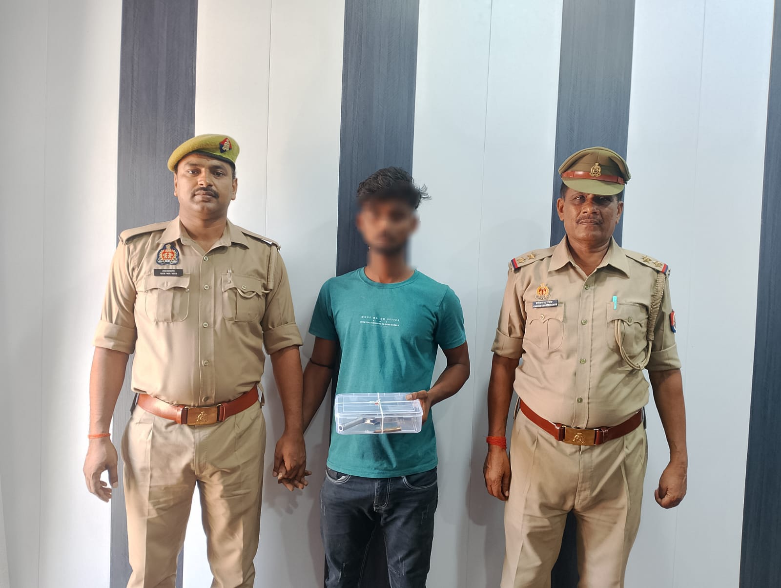 Read more about the article गाजीपुर पुलिस द्वारा असलहे के साथ अभियुक्त गिरफ्तार, आपराधिक इतिहास रहा लंबा