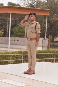Read more about the article पुलिस अधीक्षक ने पुलिस लाइन में परेड की सलामी ली, अनुशासन व एकरूपता पर दिया जोर