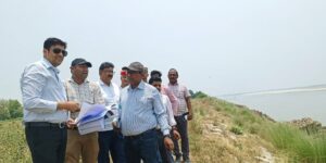 Read more about the article बाढ़ और कटान से सुरक्षा के लिए जिलाधिकारी ने लिया निर्माणाधीन परियोजनाओं का जायजा