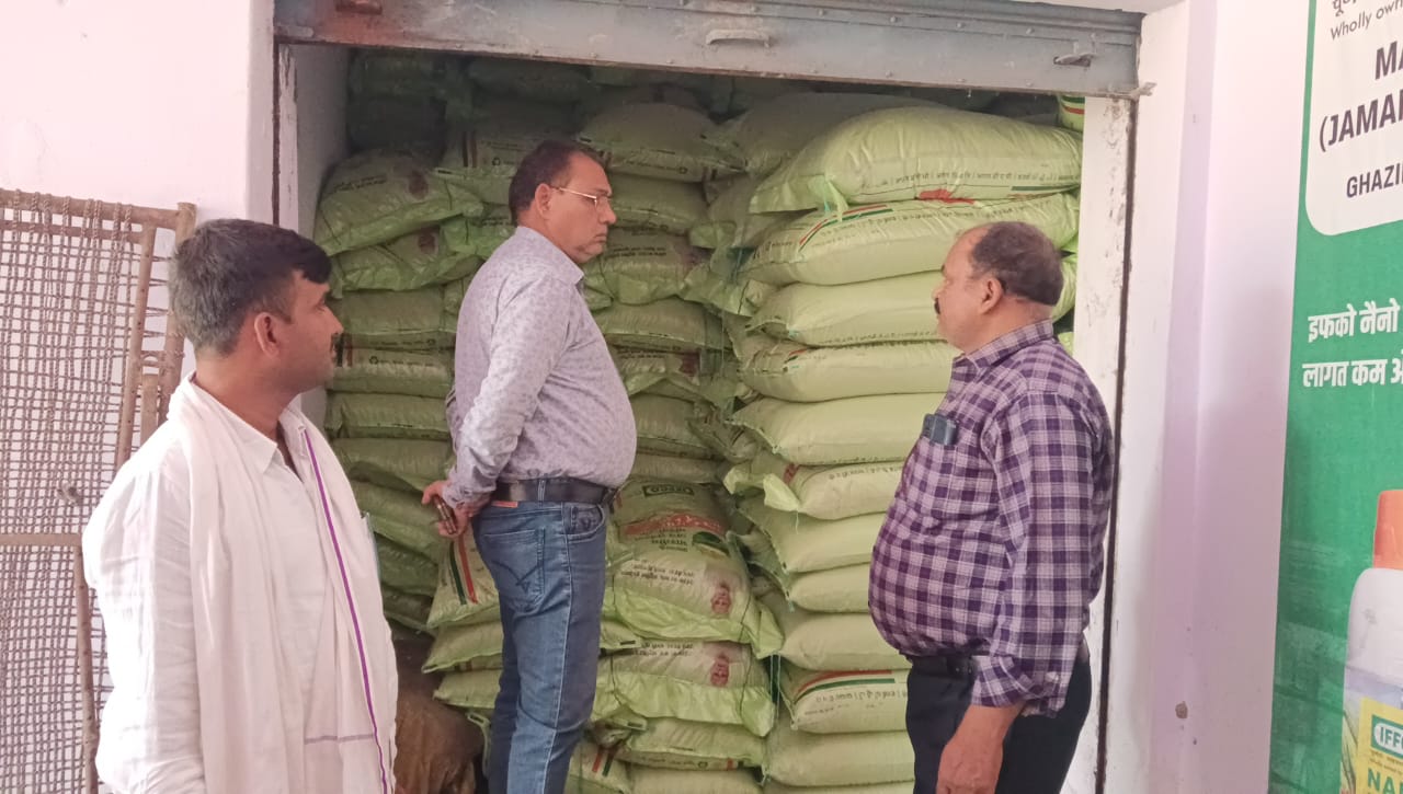 बीडीओ भदौरा ने समितियों का निरीक्षण कर खाद वितरण की ली जानकारी |
