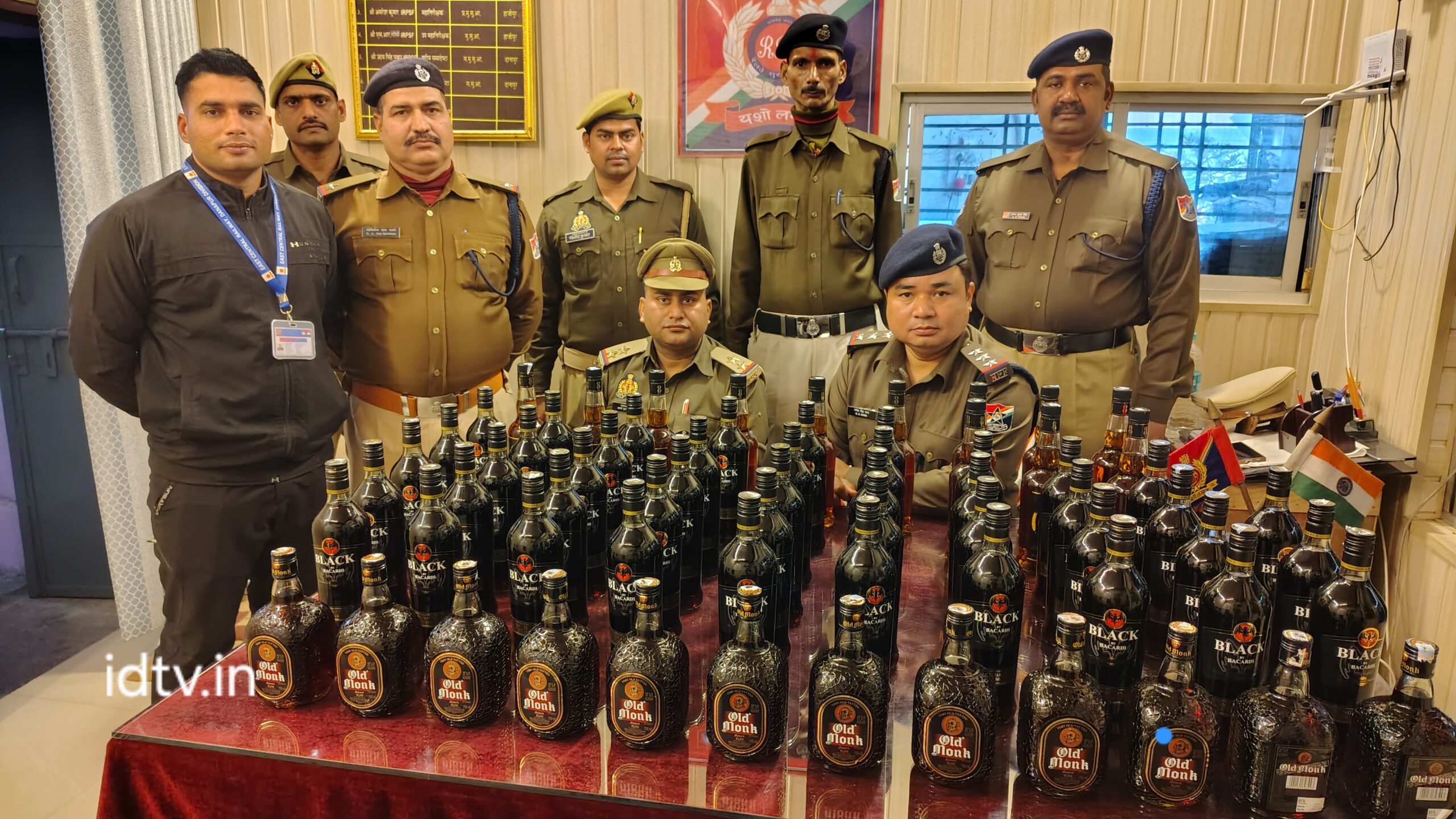 दिलदारनगर रेलवे स्टेशन पर बड़ी कार्रवाई: अमृत भारत एक्सप्रेस से 51.750 लीटर अवैध अंग्रेजी शराब बरामद।