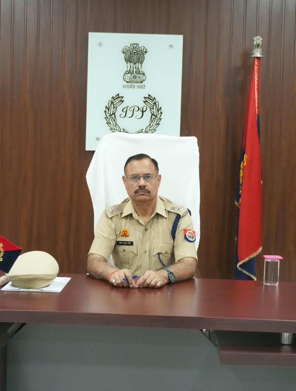 गाजीपुर पुलिस लाइन में शुक्रवार की परेड, एसपी ने किया निरीक्षण; UP-112 वाहनों और कंट्रोल रूम की व्यवस्थाएं परखीं